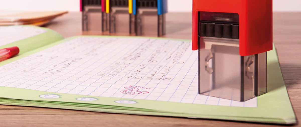 Lehrerstempel auf einem Schulheft – Beurteilung und Motivation