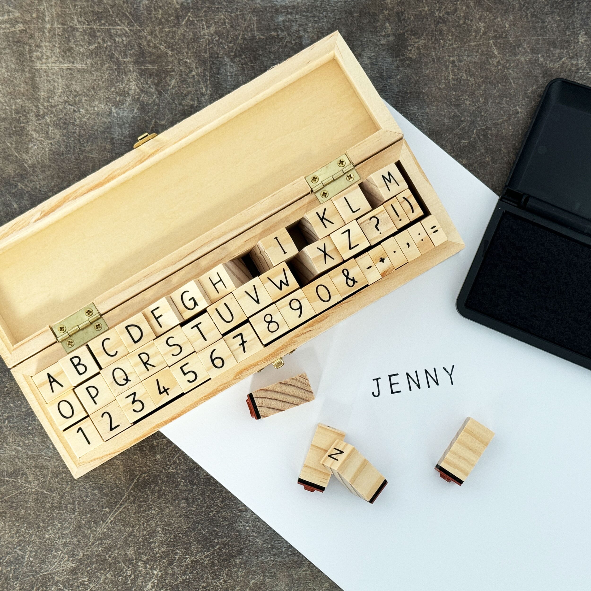 Alphabet Stempel-Set (46 Stempel in Holzbox) - kinder-druckerei.de