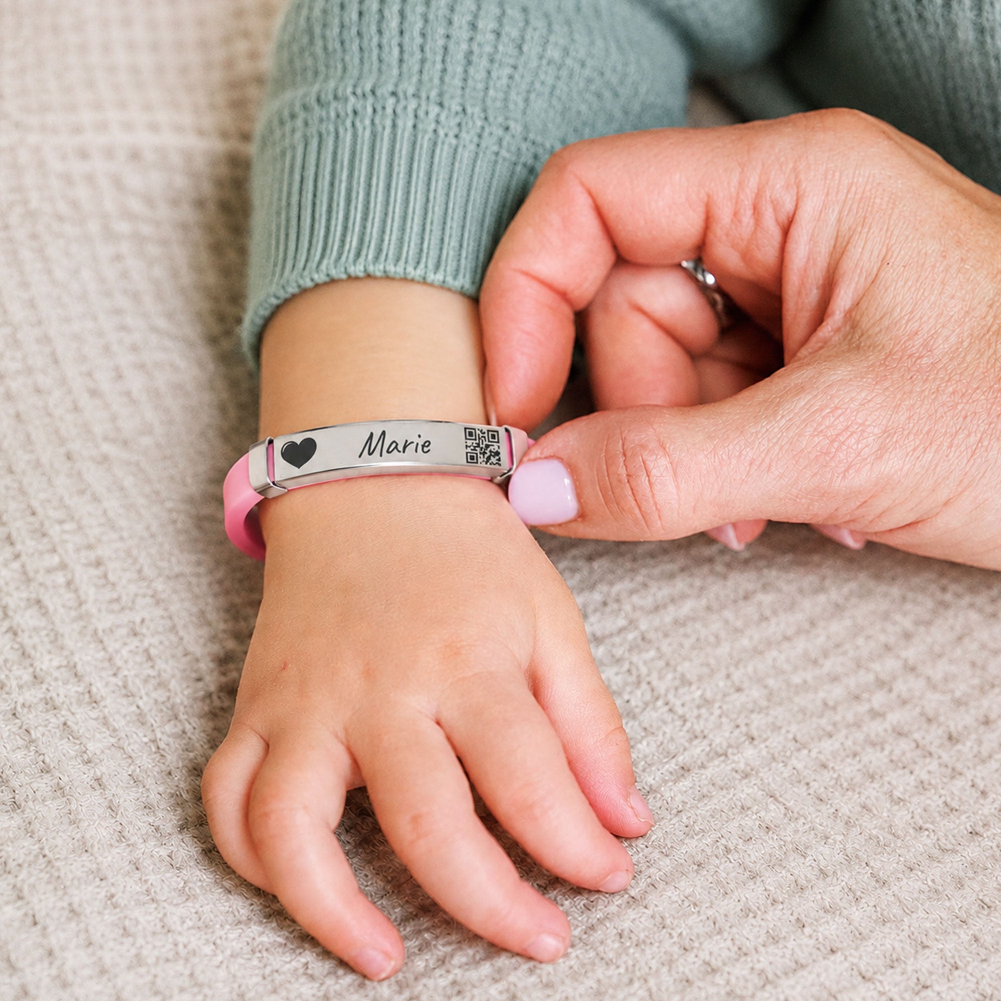 SOS Armband Kinder - Kinderarmband aus Silikon und Edelstahl mit Gravur in 3 Farben