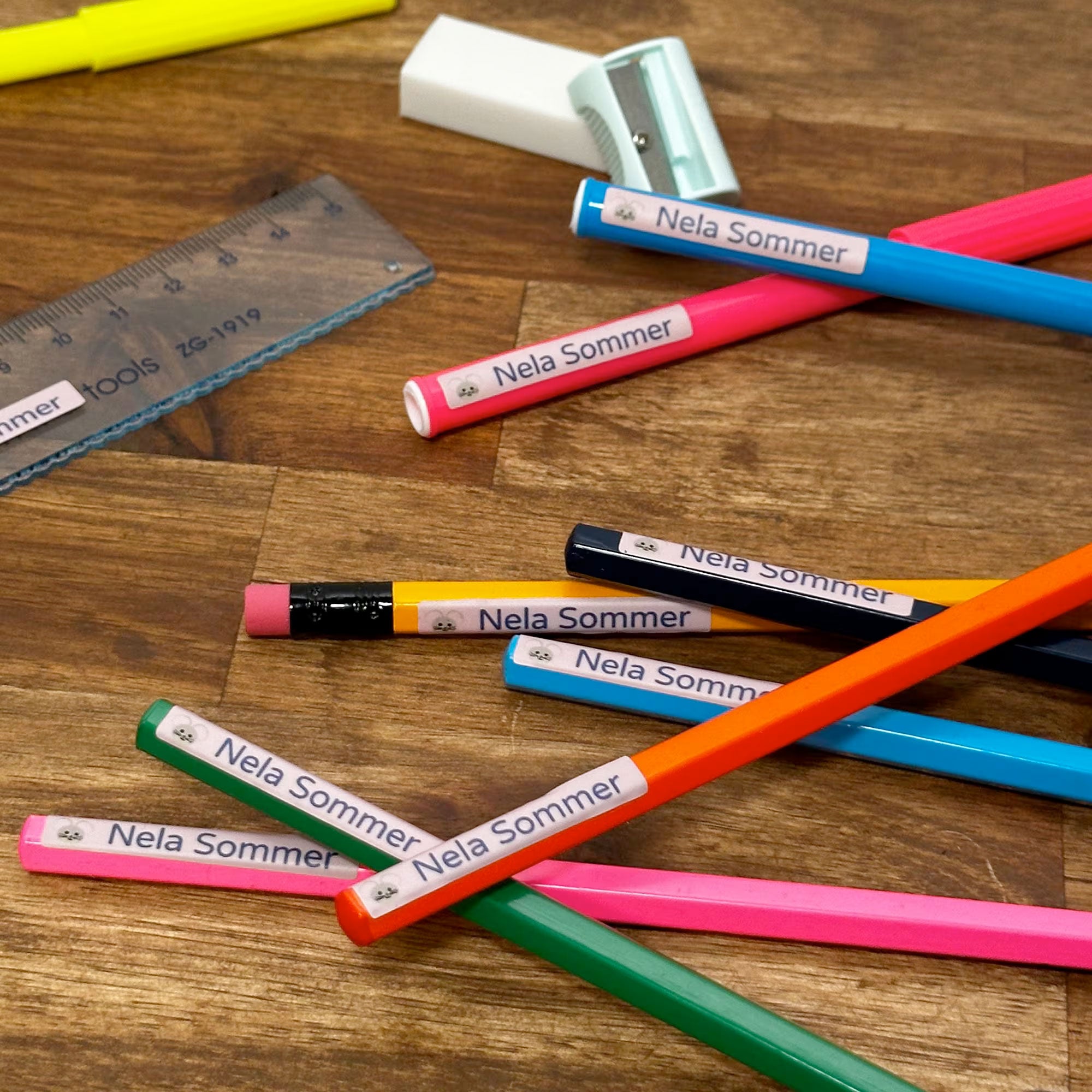 Bogen mit Mini-Namensaufklebern und Kindermotiven
