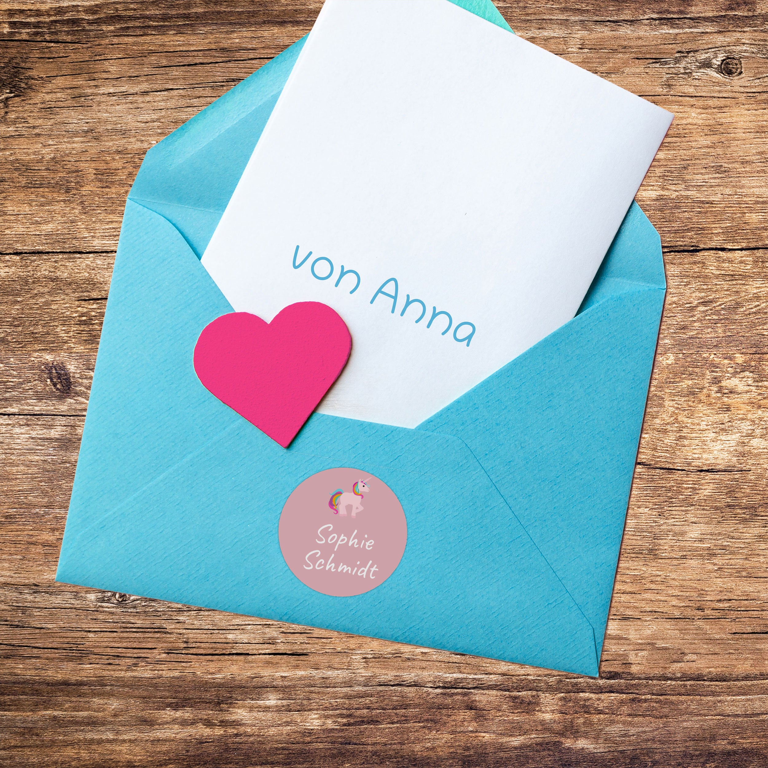 Runder Namensaufkleber auf Buntstift