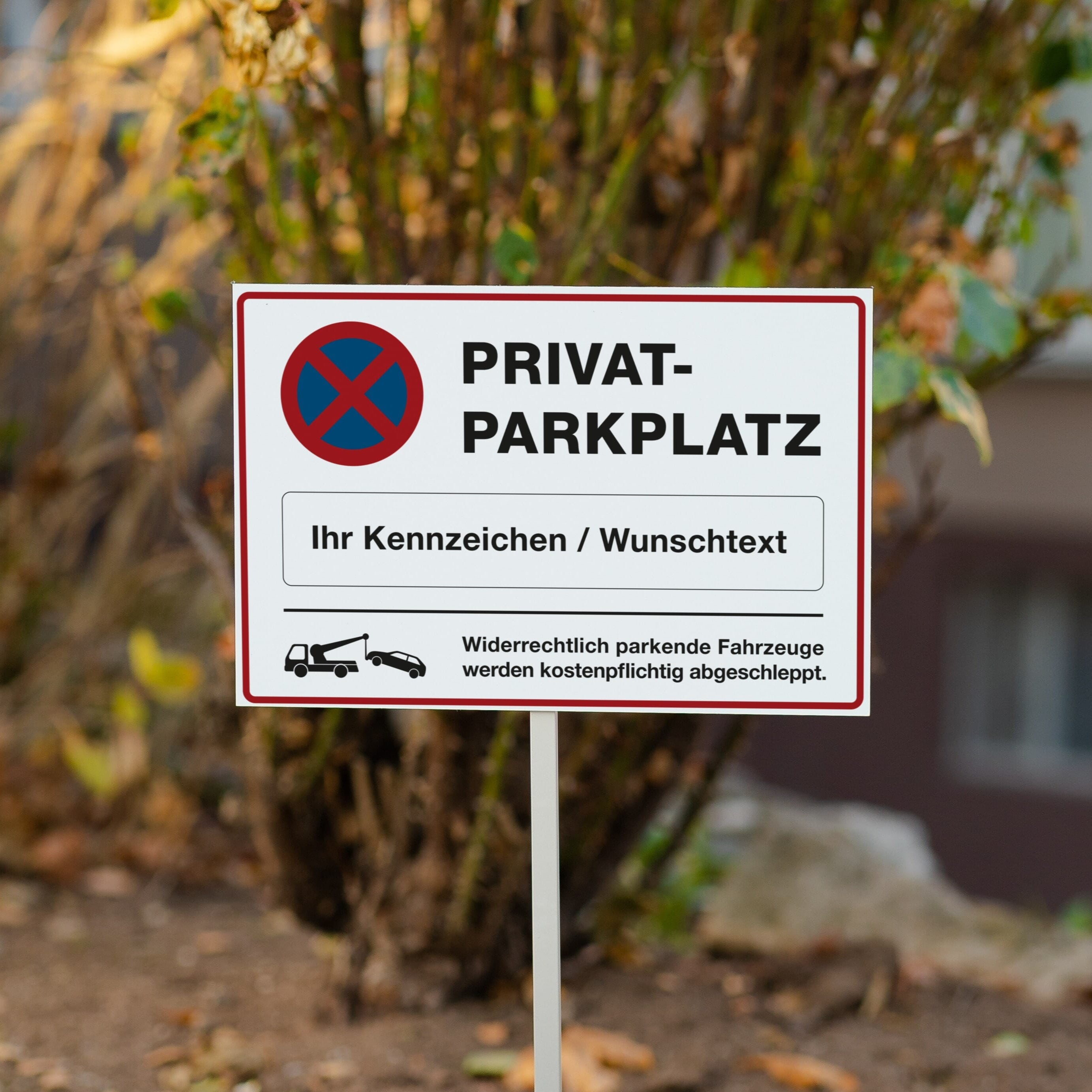 Schild  "Privatparkplatz" mit individuellem Kennzeichen - adressaufkleber-fabrik.de